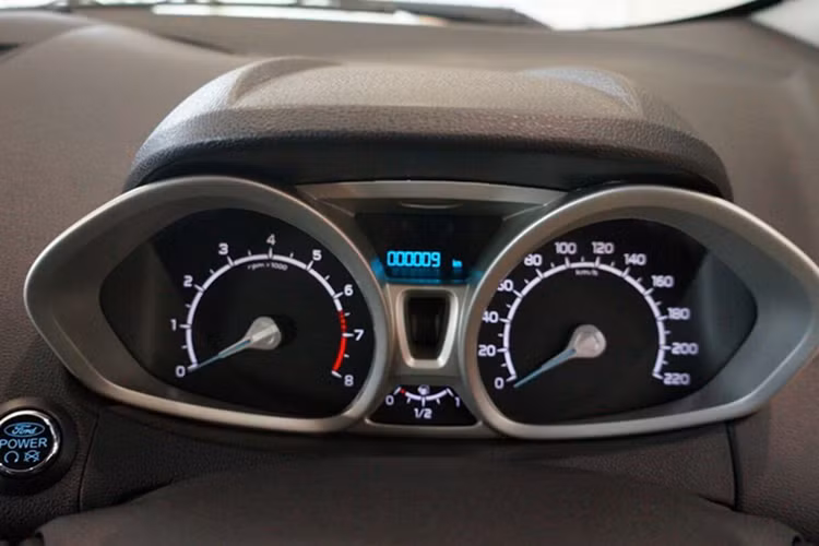 EcoSport Titanium Black Edition sẽ khiến việc lái xe trở nên thú vị và tự nhiên nhờ vào một loạt các tính năng thông minh. Với hệ thống Khóa Thông minh và Mở cửa Không cần chìa, khách hàng không cần phải dò dẫm tìm chìa để mở xe hay khởi động.