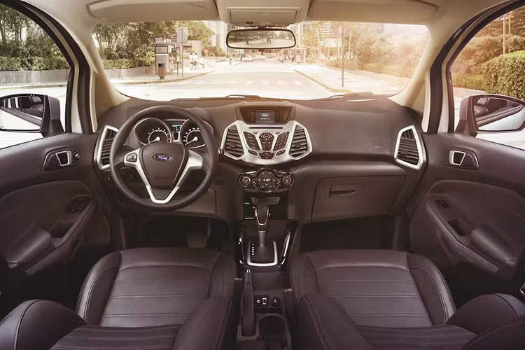 Thiết kế nội thất năng động với khoang xe của EcoSport được tối đa hóa các khoảng không trên đầu và phía dưới đầu gối của hành khách. Trong khoang xe EcoSport hoàn toàn mới có 20 chỗ chứa đồ rất tiện dụng, bao gồm ngăn chứa đồ có thể đựng được đến 6 lon nước lạnh.