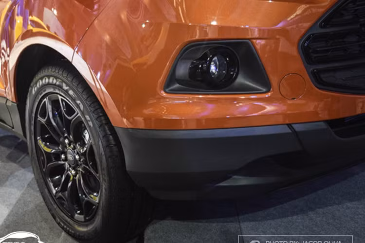 Bên cạnh đó EcoSport Titanium Black Edition vẫn giữ được ngôn ngữ thiết kế độc đáo của phiên bản đầu tiên từng gây "sốt" tại thị trường Việt Nam như nắp ca-pô rộng hòa cùng đường thân xe căng và sắc sảo thể hiện tinh thần chuyển động của năng lượng.