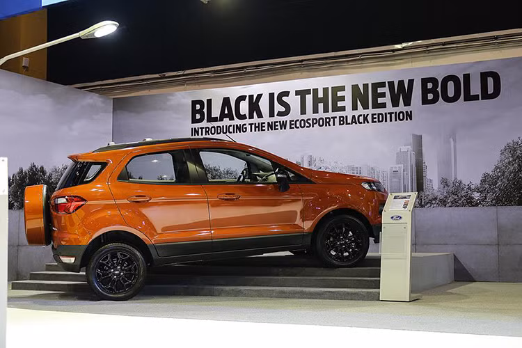 Cụm đèn trước mảnh mai và hiện đại đóng khung cùng lưới tản nhiệt hình thang rộng đã truyền tải niềm tự hào và nét đặc trưng nhất trong thiết kế đầu xe của Ford vào chiếc EcoSport này. Mẫu xe này cũng được đánh giá cao với những lợi thế về ngoại hình nhỏ gọn, thời trang...