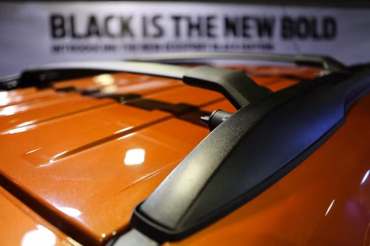 Phần đuôi xe với cụm đèn hậu dạng LED, một phần đèn xi-nhan nằm liền khối với nắp của cốp xe, bên cạnh đó là một bánh xe dự phòng được đặt ở chính giữa. Nóc xe được trang bị thêm bộ khung có thể để đồ khi đi xa.