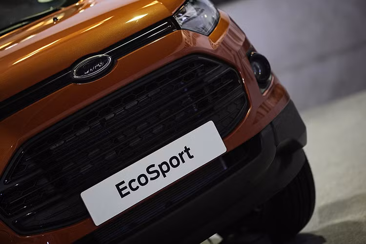 EcoSport Titanium Black Edition được bổ sung những chi tiết mới như bộ tem thể thao độc đáo, nhấn mạnh một dáng vẻ năng động mới đậm chất thể thao. Xe với nhiều thiết kế táo bạo về ngoại thất như lưới tản nhiệt, chụp gương, la-zăng hợp kim và giá nóc được sơn đen bóng cá tính.