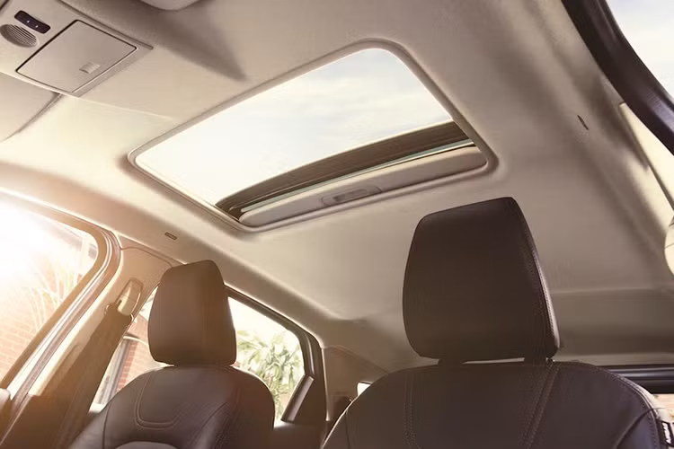 Ngoài ra, các tính năng và trang bị cao cấp đáng chú ý như: cân bằng điện tử, hỗ trợ khởi hành ngang dốc, cửa sổ trời điều khiển điện, cảm biến lùi và chìa khóa thông minh... cũng sẽ có mặt trên Ford EcoSport Black Edition phiên bản mới này.