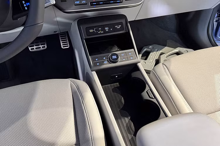 Hyundai Kona Electric 2024 được trang bị hệ thống thông tin giải trí ccNC thế hệ tiếp mới, hỗ trợ các tính năng dành riêng cho ô tô điện như tối ưu hóa hệ thống đèn nội thất, sưởi ấm/làm mát pin, điều hòa nhiệt độ để tiết kiệm điện và lên lộ trình cho xe.