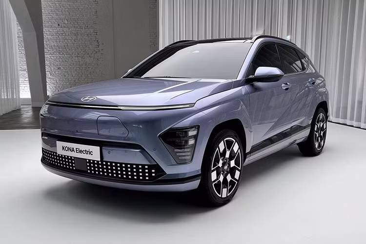 Bên cạnh đó, xe còn được trang bị tính năng: Kiểm soát hành trình thông minh SCC, Kiểm soát hành trình dựa trên định vị dẫn đường thông minh NSCC, Hỗ trợ bám theo làn đường LFA và Hỗ trợ lái xe trên cao tốc HAD, Hiển thị xung quanh SVM... Mức giá xe Hyundai Kona Electric 2024 dự kiến khoảng 500 triệu IDR (tương đương 780 triệu đồng). Dự đoán mẫu xe này sẽ sớm ra mắt Việt Nam trong thời gian tới.