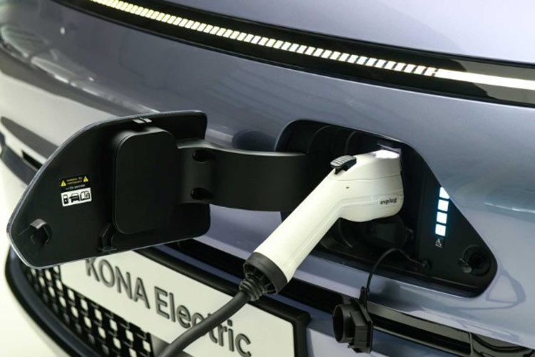 Trong khi đó, bản Long Range lại dùng động cơ điện mạnh 214 mã lực và mô men xoắn 255 Nm, kết hợp với bộ pin 65,4 kWh, phạm vi hoạt động tối đa 490 km.