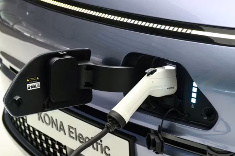 Trong khi đó, bản Long Range lại dùng động cơ điện mạnh 214 mã lực và mô men xoắn 255 Nm, kết hợp với bộ pin 65,4 kWh, phạm vi hoạt động tối đa 490 km.