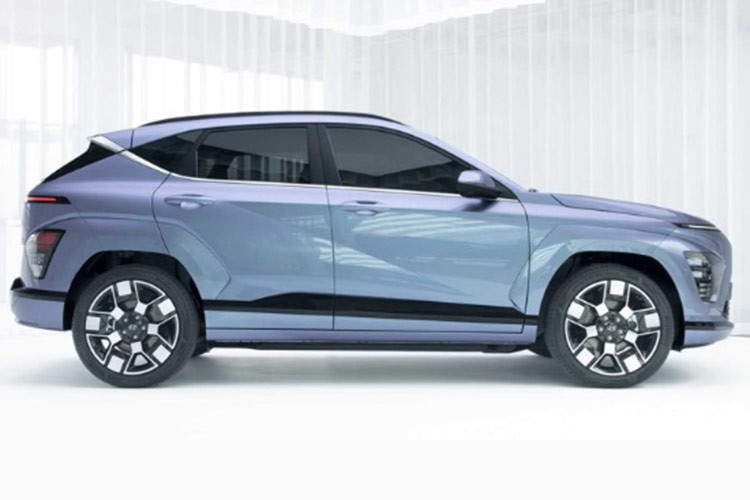 Hyundai Kona Electric 2024 mới có kích thước ngang ngửa với VinFast VF6 nhưng chiều dài cơ sở ngắn hơn 70 mm mang dáng dấp hiện đại, thời thượng. Điểm khác biệt nhất giữa bản điện và bản dùng động cơ đốt trong chính là khu vực đầu xe. Xe được trang bị lưới tản nhiệt đóng kín, tích hợp cổng sạc.