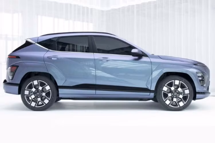 Hyundai Kona Electric 2024 mới có kích thước ngang ngửa với VinFast VF6 nhưng chiều dài cơ sở ngắn hơn 70 mm mang dáng dấp hiện đại, thời thượng. Điểm khác biệt nhất giữa bản điện và bản dùng động cơ đốt trong chính là khu vực đầu xe. Xe được trang bị lưới tản nhiệt đóng kín, tích hợp cổng sạc.