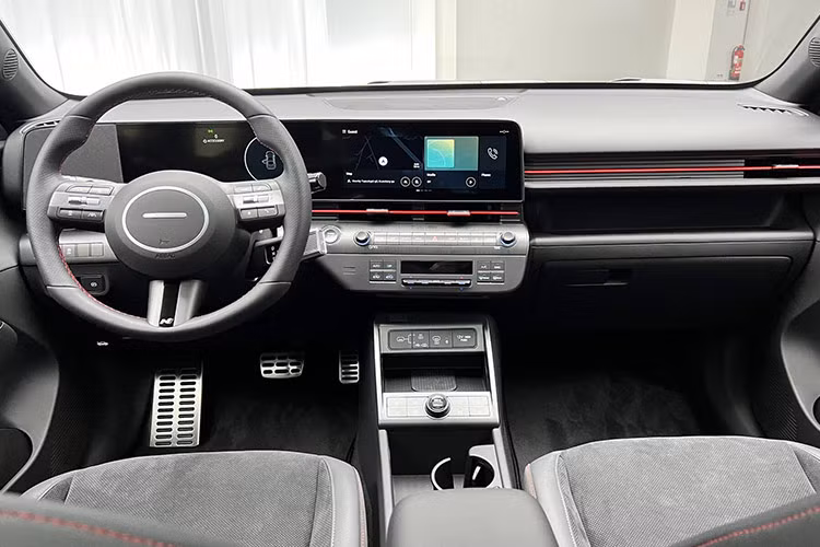 Bên trong cabin, Hyundai Kona Electric 2024 vẫn mang thiết kế như trên bản thường với phong cách hiện đại và kỹ thuật số hóa. Theo đó, xe được trang bị màn hình cong, kết hợp bảng đồng hồ kỹ thuật số và màn hình cảm ứng trung tâm đều có kích thước 12,3 inch. Cần chuyển số điện tử nay được bố trí sau vô-lăng tạo thêm sự gọn gàng hơn. Trong khi núm xoay chọn chế độ lái được đặt ở trên cụm điều khiển trung tâm.