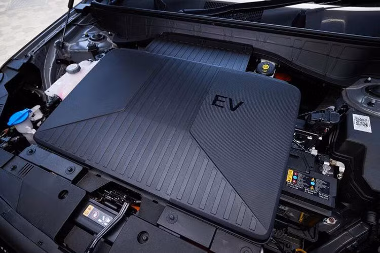 Cung cấp sức mạnh cho Hyundai Kona Electric 2024 là 2 tùy chọn động cơ điện. Thứ nhất là bản Standard Range được trang bị một động cơ điện cho công suất 153 mã lực và 255 Nm mô men xoắn, đi kèm bộ pin 48,4 kWh, cho phép xe chạy được quãng đường 370 km (theo tiêu chuẩn WLTP).