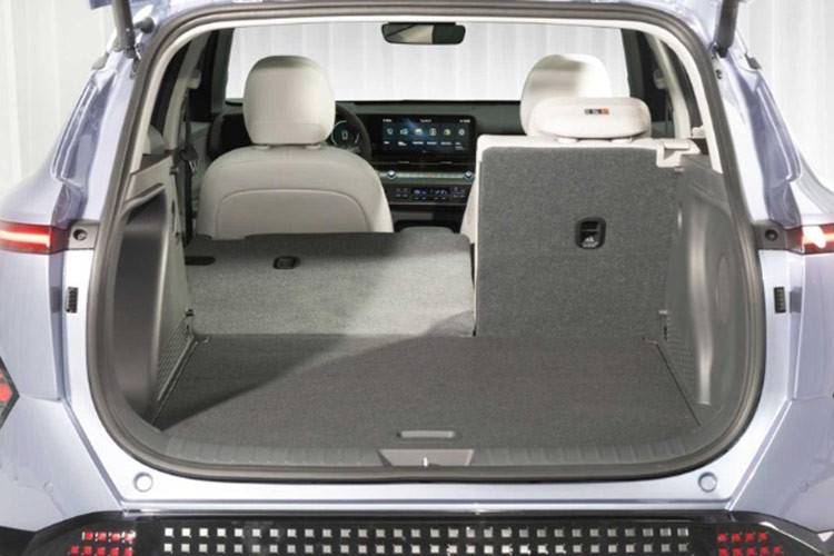 Một số tiện ích nổi bật khác có thể kể đến trên mẫu xe chạy điện này gồm: màn hình hiển thị thông tin kính lái HUD 12 inch, hệ thống âm thanh Bose, cập nhật phần mềm qua WiFi, tự động thanh toán khi qua trạm thu phí, cổng sạc tích hợp đèn và chống đóng băng vào mùa đông. 