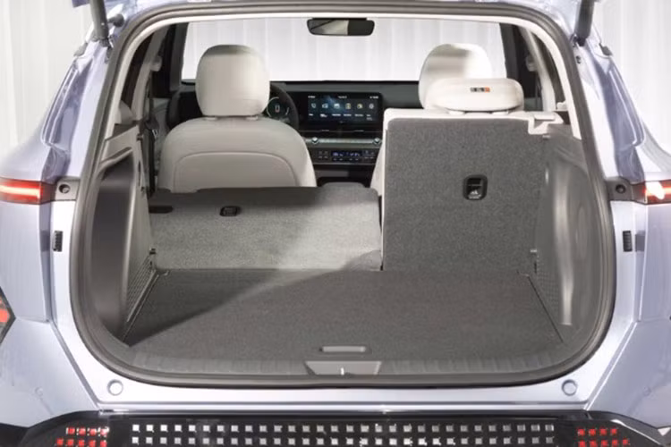 Một số tiện ích nổi bật khác có thể kể đến trên mẫu xe chạy điện này gồm: màn hình hiển thị thông tin kính lái HUD 12 inch, hệ thống âm thanh Bose, cập nhật phần mềm qua WiFi, tự động thanh toán khi qua trạm thu phí, cổng sạc tích hợp đèn và chống đóng băng vào mùa đông. 