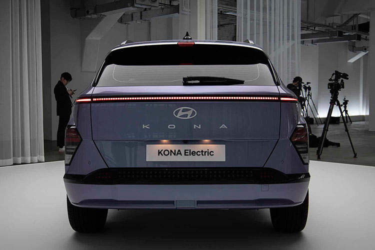 Về trang bị an toàn, Hyundai Kona Electric 2024 sở hữu nhiều tính năng hỗ trợ lái tiên tiến như: Hỗ trợ phòng tránh đâm va phía trước FCA, Hỗ trợ giữ làn đường LKA, Hỗ trợ điểm mù và phòng tránh đâm va BCA, Cảnh báo an toàn khi rời xe SEW, Hỗ trợ giới hạn tốc độ thông minh ISLA, Cảnh báo độ tập trung của người lái DAW và hiển thị điểm mù BVM, Hỗ trợ pha cao tự động HBA.