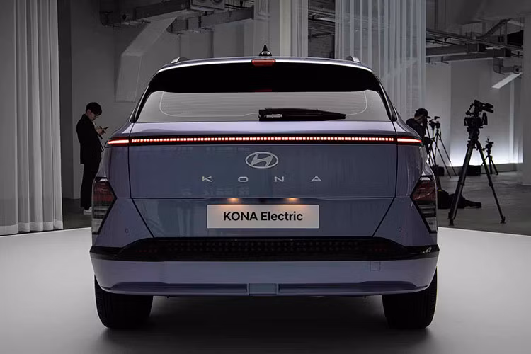Về trang bị an toàn, Hyundai Kona Electric 2024 sở hữu nhiều tính năng hỗ trợ lái tiên tiến như: Hỗ trợ phòng tránh đâm va phía trước FCA, Hỗ trợ giữ làn đường LKA, Hỗ trợ điểm mù và phòng tránh đâm va BCA, Cảnh báo an toàn khi rời xe SEW, Hỗ trợ giới hạn tốc độ thông minh ISLA, Cảnh báo độ tập trung của người lái DAW và hiển thị điểm mù BVM, Hỗ trợ pha cao tự động HBA.