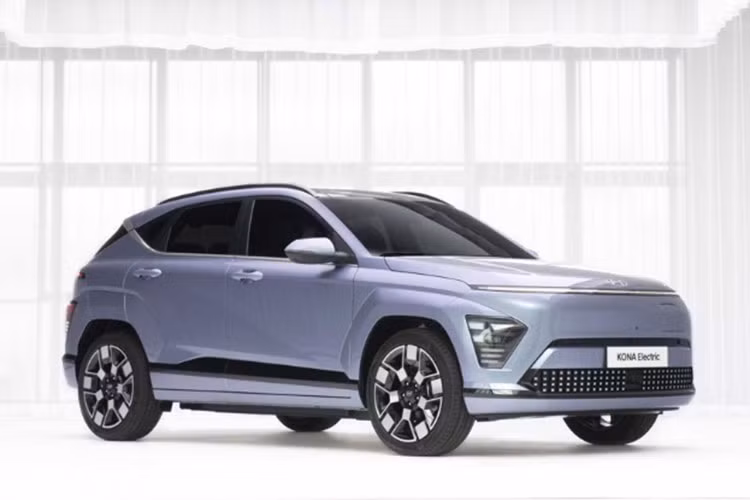 Hiện thông tin chi tiết về Hyundai Kona EV tại Đông Nam Á vẫn chưa được hé lộ. Tại thị trường quốc tế, Kona Electric sẽ được bán ra với hai phiên bản là Standard Range và Long Range. Xe sở hữu kích thước chiều dài 4.355 mm, rộng 1.825 mm và cao 1.550 mm, trục cơ sở dài 2.660 mm.