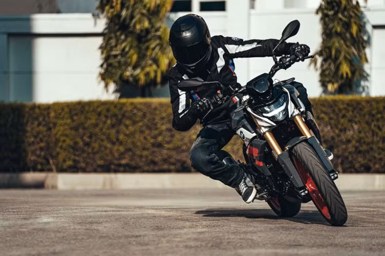 Đây là một khối động cơ được thiết kế khá đặc biệt khi có đường hút và xả ngược so với những khối động cơ thông thường với cổ xả được đưa về phía sau của khối động cơ.