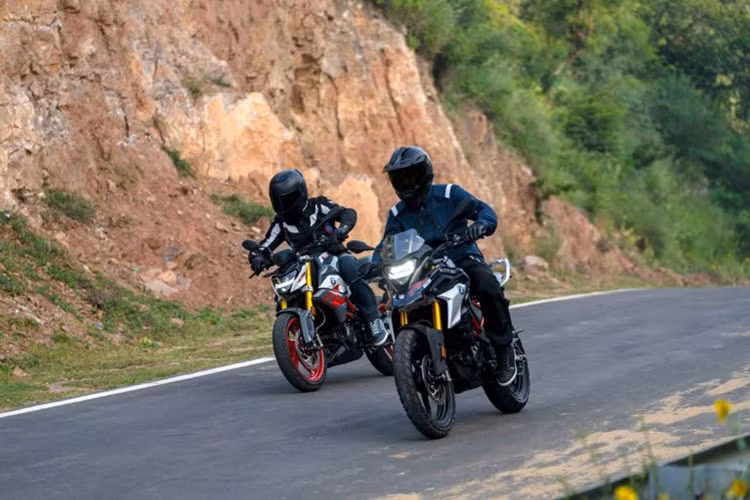 BMW G310R 2022 vẫn mang trong mình động cơ dạng xy-lanh đơn, DOHC, làm mát bằng dung dịch, dung tích 313cc. Khối động cơ này cho công suất 34 mã lực tại 9.500 vòng tua/ phút và mô-men xoắn 28 Nm tại 7.500 vòng tua/ phút, đáp ứng tiêu chuẩn khi thải Euro5.