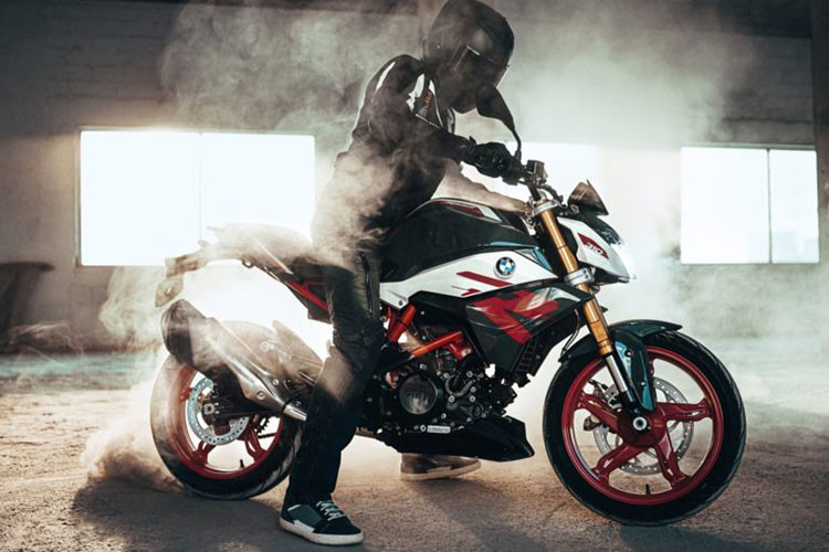 Theo đó, phiên bản BMW G310R 2022 mới sẽ sở hữu loạt màu mới nổi bật hơn nhưng chưa thực sự đẹp mắt và thậm chí bị một số người đánh giá trông như "xe Trung Quốc".