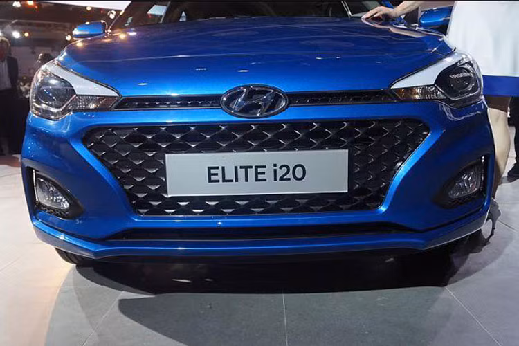 Phần đầu của xe được trang bị cụm lưới tản nhiệt ''Cascading'' mới của thương hiệu xe hơi đình đám Hàn Quốc, nó tương tự như trên "những người anh em" SantaFe, Tucson hay Sonata thế hệ mới. Đèn pha được giữ nguyên về thiết kế, đèn sương mù dạng tròn đã được thay đổi.