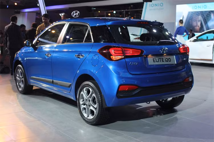 Kích thước tổng thể của Hyundai i20 bản nâng cấp 2018 lần lượt bao gồm Dài x Rộng x Cao là 3.995 x 1.760 x 1.555 mm cùng chiều dài cơ sở đạt 2.570 mm. Thân xe i20 mới nổi bật với đường gân dập nổi mạnh mẽ, đính kèm với hai thanh nẹp màu đen mạnh mẽ phía cửa xe.