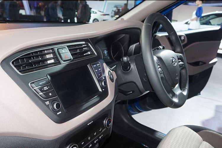 Đáng chú ý trên bản nâng cấp chính là hàng ghế thứ 2 được bổ sung thêm bệ tỳ tay cùng hộc để cốc cho hàng ghế sau và tùy chọn bệ tỳ tay trượt cho hàng ghế trước. Tiếp đến là hệ thống thông tin giải trí nâng cấp ít nút bấm vật lý hơn và hỗ trợ kết nối ứng dụng điện thoại Auto Link.