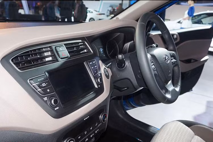 Đáng chú ý trên bản nâng cấp chính là hàng ghế thứ 2 được bổ sung thêm bệ tỳ tay cùng hộc để cốc cho hàng ghế sau và tùy chọn bệ tỳ tay trượt cho hàng ghế trước. Tiếp đến là hệ thống thông tin giải trí nâng cấp ít nút bấm vật lý hơn và hỗ trợ kết nối ứng dụng điện thoại Auto Link.