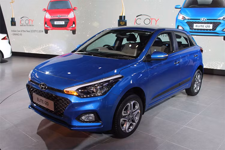 Hyundai i20 2018 số tự động có giá khởi điểm từ 704.000 Rupee (tương đương 235 triệu đồng) cho bản Magna và 816.000 Rupee (khoảng 272 triệu đồng) cho biến thể Asta, cao hơn bản số sàn 100.000 Rupee (33 triệu đồng). Tại thị trường Ấn Độ, xe sẽ cạnh tranh trực tiếp với hai đối thủ là Honda Jazz CVT và Ford Figo 1.5 AT.