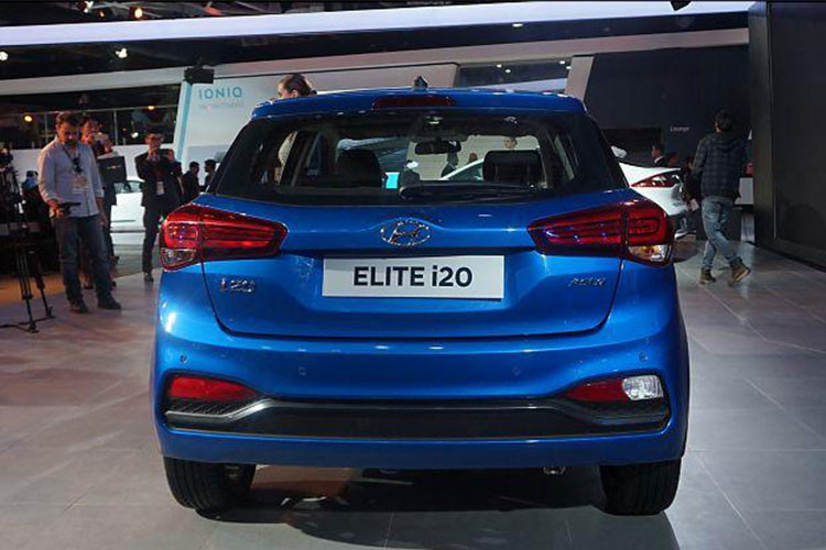 Mẫu xe này cũng an toàn hơn khi được hãng xe ôtô Hyundai trang bị hệ thống Hyundai SmartSense - bao gồm một loạt các hệ thống như: hệ thống hỗ trợ giữ làn đường, hỗ trợ phòng tránh va chạm trước, hệ thống cảnh báo tài xế mất tập trung và một số tính năng an toàn khác... Tuy nhiên các thiết bị an toàn bổ sung này đều có thêm chi phí.