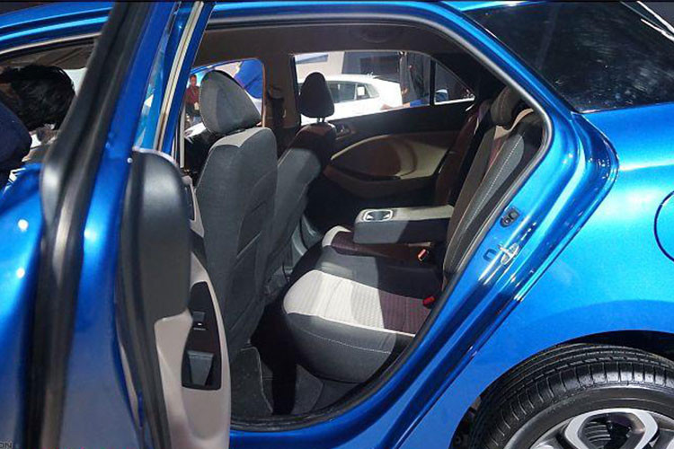 Ở phiên bản facelift trước đó, Hyundai i20 từng sử dụng khối động cơ 1.4L đi cùng hộp số tự động 4 cấp, đã vượt quá các tiêu chuẩn cho phép về khí thải đối với động cơ xăng dung tích dưới 1.200 cc. Điều này khiến cho i20 phiên bản cũ không thể có được mức giá cạnh tranh so với các đối thủ khác cùng phân khúc.