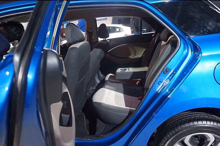 Ở phiên bản facelift trước đó, Hyundai i20 từng sử dụng khối động cơ 1.4L đi cùng hộp số tự động 4 cấp, đã vượt quá các tiêu chuẩn cho phép về khí thải đối với động cơ xăng dung tích dưới 1.200 cc. Điều này khiến cho i20 phiên bản cũ không thể có được mức giá cạnh tranh so với các đối thủ khác cùng phân khúc.