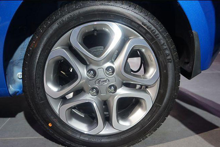 Xe có 2 tùy chọn mâm với kích thước 15 và 16 inch dạng 5 chấu, mui xe với các tùy chọn màu đen và nhiều màu khác nhau với 9 tùy chọn màu sơn ngoại thất: 6 tông màu đơn và 3 tông màu kép. Các tông màu kép sẽ đi kèm với gói nội thất Satin Red hoặc Tangerine orange, tùy thuộc vào màu sơn bên ngoài.