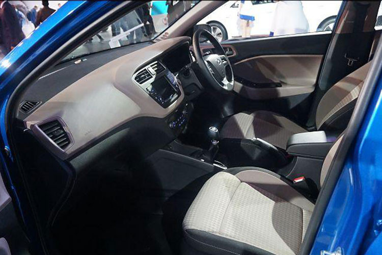 Hyundai i20 bản nâng cấp 2018 sử dụng động cơ xăng Kappa dung tích 1.2L cho công suất tối đa 83 mã lực và mô-men xoắn 114 Nm, kết hợp với hộp số vô cấp CVT. Việc trang bị động cơ 1.2L sẽ giúp cho i20 thế hệ mới đáp ứng được các tiêu chuẩn nghiêm ngặt dành cho xe cỡ nhỏ.