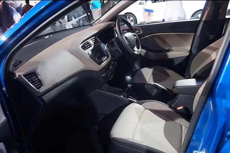 Hyundai i20 bản nâng cấp 2018 sử dụng động cơ xăng Kappa dung tích 1.2L cho công suất tối đa 83 mã lực và mô-men xoắn 114 Nm, kết hợp với hộp số vô cấp CVT. Việc trang bị động cơ 1.2L sẽ giúp cho i20 thế hệ mới đáp ứng được các tiêu chuẩn nghiêm ngặt dành cho xe cỡ nhỏ.