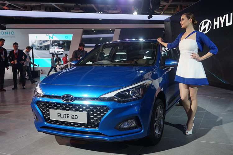 Phiên bản Hyundai i20 Active 2018 từng ra mắt tại triển lãm Auto Expo hồi đầu năm tại Ấn Độ vừa được công bố mức giá chính thức đến các đại lý tại thị trường này bao gồm với 2 phiên bản Magna và Asta. So với phiên bản cũ, xe được cập nhật một số thay đổi nhẹ về ngoại thất cũng như công nghệ và an toàn cần thiết cho người sử dụng.