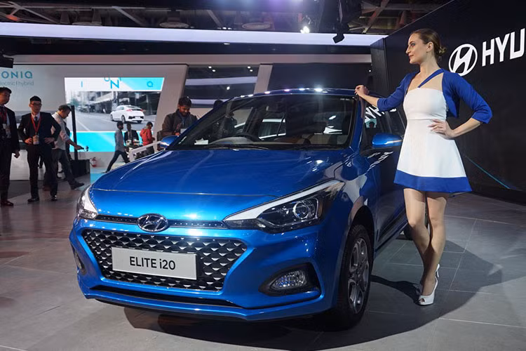 Phiên bản Hyundai i20 Active 2018 từng ra mắt tại triển lãm Auto Expo hồi đầu năm tại Ấn Độ vừa được công bố mức giá chính thức đến các đại lý tại thị trường này bao gồm với 2 phiên bản Magna và Asta. So với phiên bản cũ, xe được cập nhật một số thay đổi nhẹ về ngoại thất cũng như công nghệ và an toàn cần thiết cho người sử dụng.