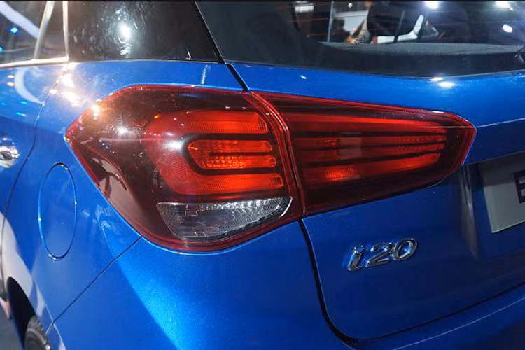 Ở phía sau, cụm đèn hậu được tân trang lại mới mẻ hơn. Vị trí gắn biển số xe được đẩy lên cao ở chính giữa cửa thứ 5, thay vì ở phía dưới như phiên bản hiện hành. Đặc biệt ở chiếc i20 facelift 2018, cản trước và cản sau được thiết kế mạnh mẽ hơn, giúp dáng đứng chiếc xe nổi bật hơn.