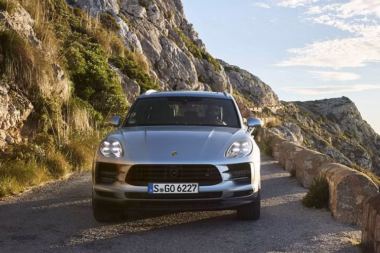 Theo đại diện hãng siêu xe Porsche, khối động cơ V6 3.0L trên Macan S mới được phát triển hoàn toàn mới, bố trí hệ thống tăng áp đơn (trước dùng twin-turbo) nằm giữa hai hàng xy-lanh giúp rút ngắn đường dẫn khí xả giữa các buồng đốt và bộ tăng áp.