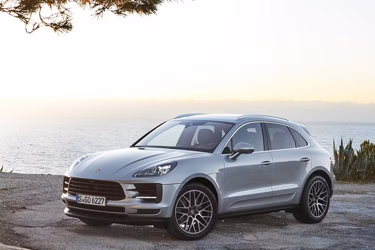 Cụ thể, mẫu xe Porsche Macan S 2019 sẽ mang trong mình khối động cơ V6 3.0L tăng áp kết hợp với hộp số tự động ly hợp kép PDK 7 cấp cho công suất tối đa 348 mã lực và mô-men xoắn cực đại đạt 480Nm, tăng hơn 13,5 mã lực + 20Nm so với phiên bản tiền nhiệm.