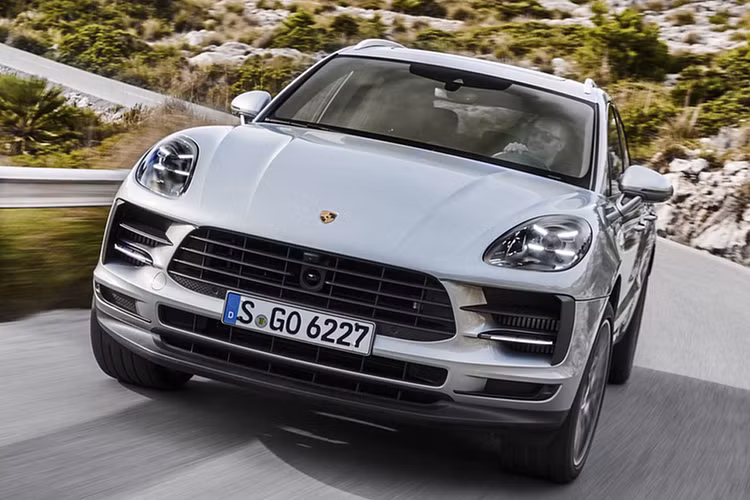 So với Macan tiêu chuẩn, bản Porsche Macan S mới sử dụng đĩa phanh trước dầy và lớn hơn với đường kính 360mm (+10mm) 2 mm. Nếu chưa hài lòng? người dùng cũng có thể nâng cấp thêm lên bộ phanh gốm – Porsche Ceramic Composite Brake (PCCB).