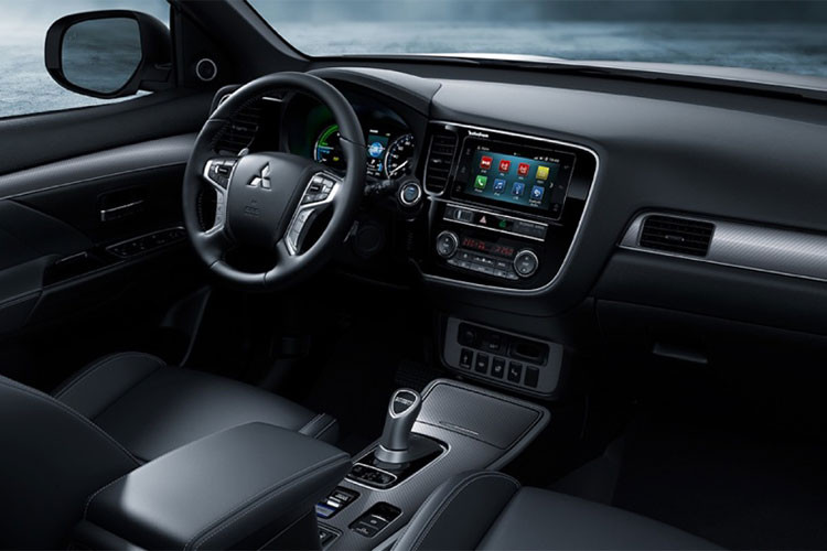Bên trong khoang nội thất của Mitsubishi Outlander cũng có thay đổi nhỏ như: ghế bọc da kết hợp với chỉnh điện, cách âm tốt hơn, hệ thống thông tin giải trí kết với bộ kết nối Android Auto và Apple CarPlay tiêu chuẩn, ghế trước sưởi nhiệt và hệ thống khởi động bao gồm đèn, cần gạt nước, camera chiếu hậu đều hoạt sử dụng bằng nút nhấn Start/Stop.