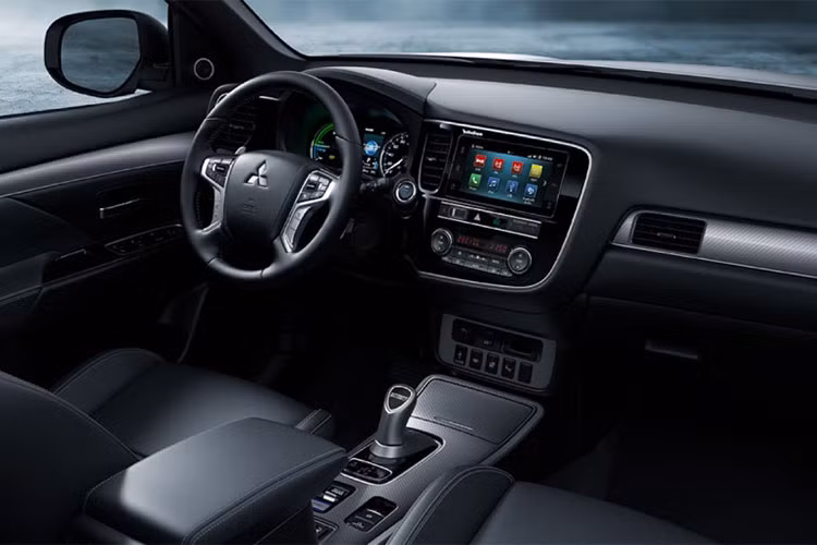 Bên trong khoang nội thất của Mitsubishi Outlander cũng có thay đổi nhỏ như: ghế bọc da kết hợp với chỉnh điện, cách âm tốt hơn, hệ thống thông tin giải trí kết với bộ kết nối Android Auto và Apple CarPlay tiêu chuẩn, ghế trước sưởi nhiệt và hệ thống khởi động bao gồm đèn, cần gạt nước, camera chiếu hậu đều hoạt sử dụng bằng nút nhấn Start/Stop.