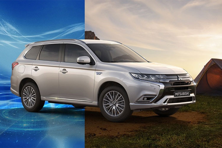 Về thiết kế ngoại thất, mẫu crossover cỡ trung Outlander được “khoác” một lớp áo mới sang trọng hơn với lưới tản nhiệt dạng tổ ong, kết hợp đàn pha halogen dạng Projector, cản phía trước và sau cũng được thay đổi mở rộng hơn đi kèm mâm xe hợp kim nhôm hai tông màu 18 inch.