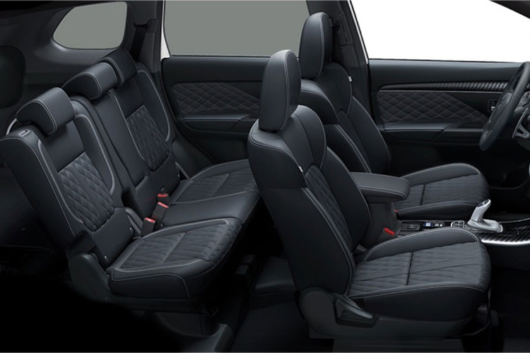 Bên cạnh đó, các miếng trang trí nội thất được cập nhất, hệ thống 4 cửa sổ tự động một lần chạm có công tắc phát sáng, ghế lái phụ phía trước có nút điều chỉnh 4 chiều, hệ thống ghế và ốp cửa bọc da, cùng với nút điều chỉnh giới hạn tốc độ trên vô lăng...