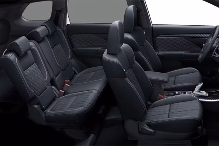 Bên cạnh đó, các miếng trang trí nội thất được cập nhất, hệ thống 4 cửa sổ tự động một lần chạm có công tắc phát sáng, ghế lái phụ phía trước có nút điều chỉnh 4 chiều, hệ thống ghế và ốp cửa bọc da, cùng với nút điều chỉnh giới hạn tốc độ trên vô lăng...