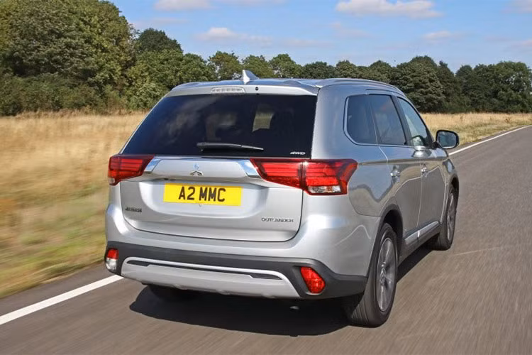 Bên cạnh đó, phiên bản Outlander mới có 3 tùy chọn trang bị hệ dãn động, bao gồm: chế độ 4WD ECO giúp tiết kiệm nhiên liệu, chế độ 4WD AUTO cho điều kiện lái xe bình thường và 4WD LOCK cho điều kiện lái xe có độ bám thấp. Với trang bị động cơ hoàn toàn mới, Mitsubishi Outlander có khả năng tăng tốc từ 0 -100km/h trong 13,3 giây, đi kèm mức tiêu hao nhiên liệu là 6,6 lít/100km. 