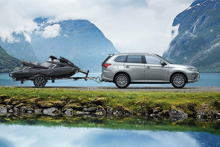 Ngoài ra, Mitsubishi Outlander phiên bản 2019 còn có phanh sau đường kính lớn hơn, nền tảng khung gầm cải tiến gia tăng độ cứng... hỗ trợ lái xe an toàn, xe vận hành linh hoạt và giảm tiếng ồn từ động cơ vào cabin.