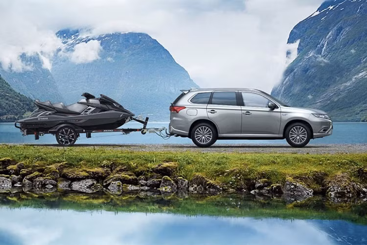 Ngoài ra, Mitsubishi Outlander phiên bản 2019 còn có phanh sau đường kính lớn hơn, nền tảng khung gầm cải tiến gia tăng độ cứng... hỗ trợ lái xe an toàn, xe vận hành linh hoạt và giảm tiếng ồn từ động cơ vào cabin.