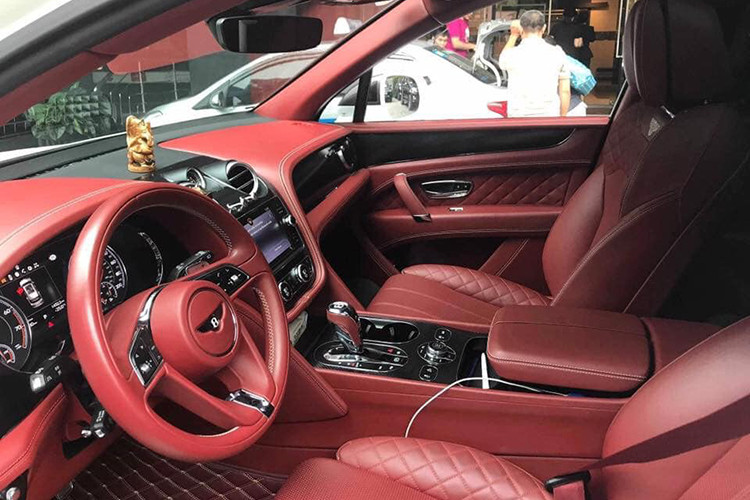 Bên trong khoang lái chiếc Bentley Bentayga độ khủng nhất Việt Nam là "nội y" màu đỏ đun, màu sắc này bao trùm cả khoang lái, từ ghế ngồi, trần xe, dây đai an toàn cho đến ngay cả thảm sàn. Điểm nhấn bên trong khoang lái có thế kể đến các chi tiết bằng nhôm, sợi carbon bóng ở viền bảng đồng hồ, bệ cần số và gỗ.