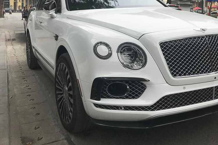 Vào cuối năm 2017, chiếc xe siêu SUV Bentley này từng được chủ nhân nâng cấp nội/ngoại thất với gói độ carbon fiber. Các chi tiết được sử dụng chất liệu đắt tiền này bao gồm cản trước/sau, viền đèn sương mù, gương, hốc gió chữ "B" cách điệu và đuôi gió khí động học.